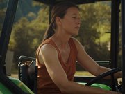 Frau sitzt in einem Traktor